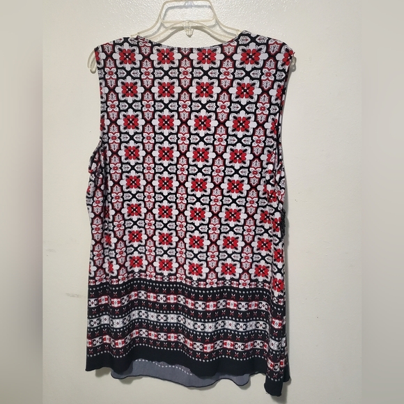 A V-neck blouse - Picture 2 of 3